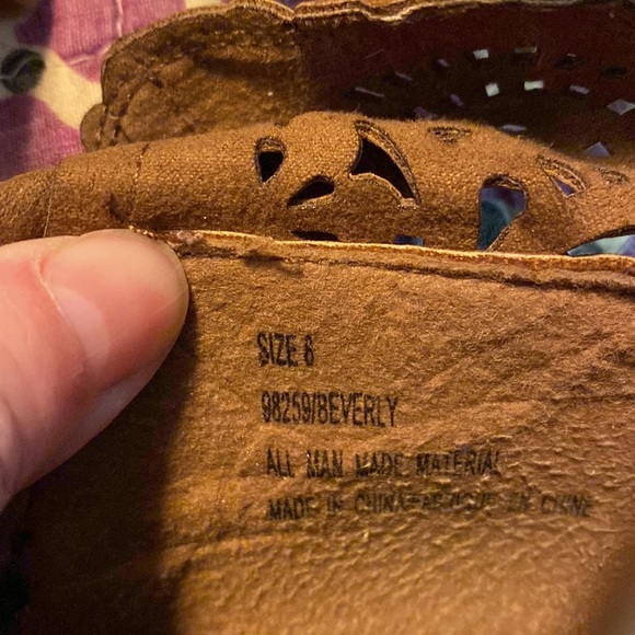 Super cute lace cut out booties size 8. - Picture 7 of 7